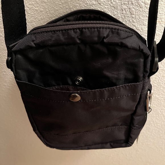 NWT Lesportsac travel pouch with adjustable shoulder strap - Picture 4 of 6